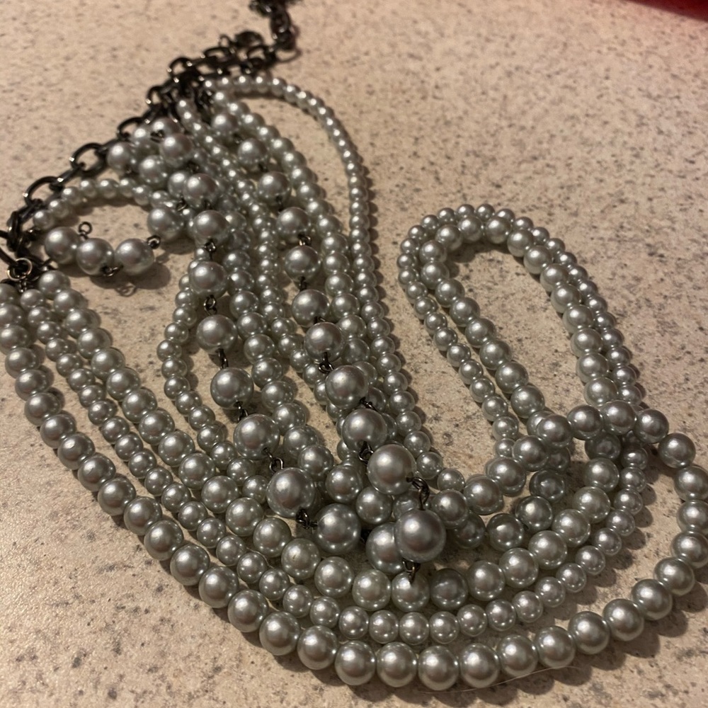 LADIES GRAY PEARL NECKLACE AND 2 PEARL BRACELETS